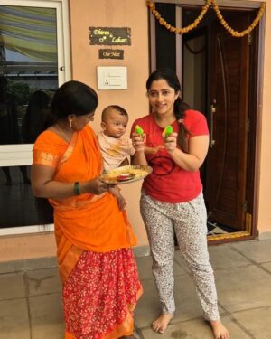 Lahari Arundhati Vishnuvazhala Instagram - @lishan.official 1st holi celebration 😃🥰😍🤩 #baby #babyboy #holi #holifestival @dhiren_manikant