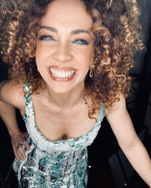 Laila Garin Instagram - Registros de uma noite  linda ❤️

Meu agradecimento a todos que estiveram presentes e fizeram parte do show Laila Garin canta Elis.

Nossos produtores e amigos @hildodeassis @apaula_gomes @hassisproducoes
Minhas parceiras @claudiaelizeu na maestria, nos arranjos, na direção musical e no piano e @thaisferreiracello no cello 
Make: @keilamake_santos e diretora de fotos haha 
stylist: @castanheiras esse vestido lindo: @apartamento03
Desenho de Som: @Pauloaltafim
Desenho de Luz : Rafael Maia

Obrigada também a  @msiman @aventurateatros pela parceria de sempre.

E obrigada @mari_lopesmendes e @sollesproducoes ❤️❤️❤️

Ainda tivemos a honra de  receber @chicobatera1 baterista de Elis

Foi lindo ✨

#LailaGarin #LailaGarinCantaElis #EspaçoEcoVillaRiHappy #TeatroTomJobim