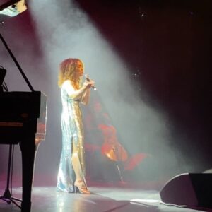 Laila Garin Instagram - Uma noite inesquecível, Laila Garin canta Elis ✨💙

Registros de um show emocionante, que já ficou para história do #EspaçoEcoVillaRiHappy Teatro Tom Jobim.

#EspaçoEcoVillaRiHappy #LailaGarin #ProgramaçãoRio