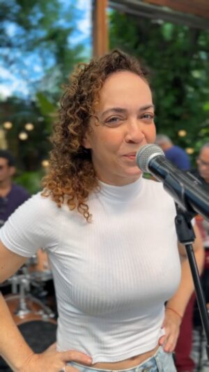Laila Garin Instagram - Tem fã da #ElisRegina❤️ por aqui? 🤩👋

Para celebrar o aniversário de uma das maiores cantoras do Brasil, @lailagarin vem ao #ÉDeCasa cantar as músicas eternizadas na voz de Elis.

A “pimentinha”, como era chamada, completaria 79 anos nesse domingo. Que música não pode faltar na nossa homenagem a essa grande artista? Comenta aqui sua canção preferida! 👇🗯️