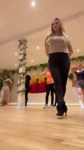 Laila Bagge Instagram - Börjat dansa igen! Så kul, ska försöka hålla i det nu och fortsätta. Det är ju alltid detta med tiden! Man hinner ju inte med allt som man vill göra. Men ska försöka prioritera dansen framöver då jag älskar det! 🎉 @urkraftdansskola