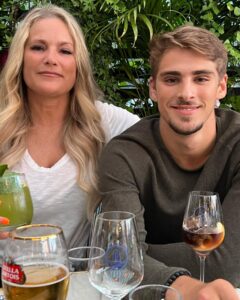 Laila Bagge Instagram - Grattis på 20 årsdagen 🎂 @liampitts03 ❤️ så stolt över dig, och den personen du blivit, fortsätt vara den du är och gå din väg, och kämpa, kriga för dom målen du vill uppnå, för det är bara du som bestämmer hur din väg i livet ska se ut! Följ inte strömmen, tänk utanför ramarna och kriga för det du brinner för ( and always speak your mind) ❤️ älskar dig