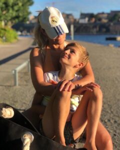 Laila Bagge Instagram - Liam & Kit ❤️så tacksam för deras relation och det är fantastiskt att se hur fina dom är mot varandra! Jag som kommer från en stor familj där jag är uppvuxen med 5 syskon, där vi är otroligt nära, vet hur viktigt det är och hur mycket det betyder att ha sin syskonfamilj då den alltid finns där med sin ovillkorliga kärlek 🫶❤️