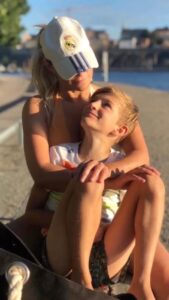 Laila Bagge Instagram - Grattis älskade Kit ❤️ 12 år idag! Helt otroligt vad tiden har gått fort! Du har blivit så stor och jag är så stolt över dig! Älskar din humor och dina skrattanfall när du tappar det helt! Du är omtänksam, och jag älskar att du vågar följa ditt hjärta med att satsa på fotbollen som är det ända som gäller. Så fortsätt träna, kämpa, och framförallt skratta, det är en av många saker som vi har gemensamt ❤️ Livet blir mycket enklare då❤️ älskar dig och grattis på födelsedagen ❤️