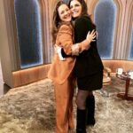 Lake Bell Instagram - Hugs with Friends. Love you @drewbarrymore ❤️