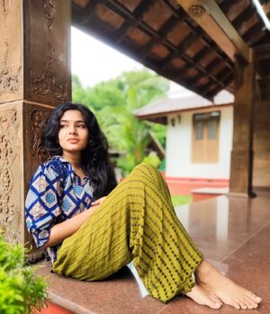 Lakshmi Unnikrishnan Instagram - "Who looks outside, dreams; who looks inside, awakes".--carl jung
📸@vichu_r_alappey