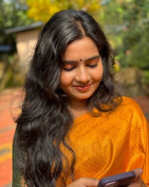 Lakshmi Unnikrishnan Instagram - 🧡🧡