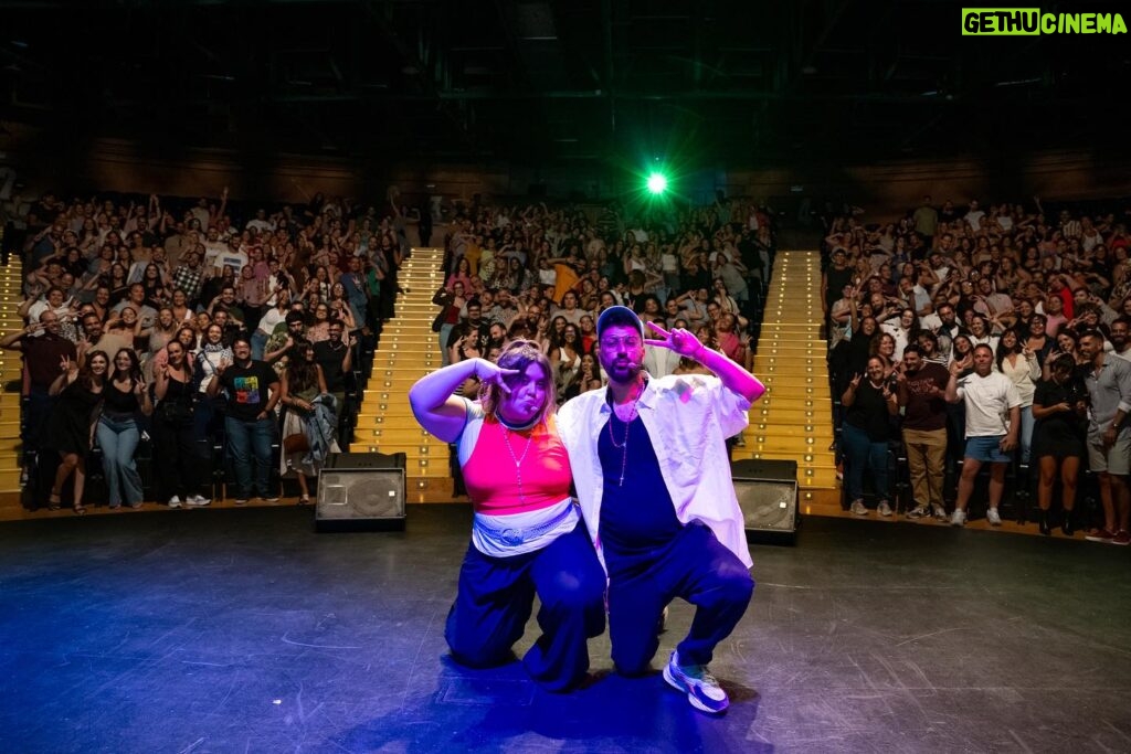 Lala Chus Instagram - ¡Gran Canaria! Las fotos pal #Tuenti ya están aquí 😍. Gracias por acompañarnos a los 00's, ¡os comemos esa cara guapa que tenéis! 💖 📸 @alejandrobarrosafotografo #Reíslas #Kdecirteknosepas #GranCanaria #Lalachus #Bertus