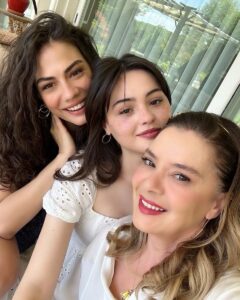 Lale Başar Instagram - Farah,ın güzelleri @adimfarahdizi @demetozdemir @deryapinarak @foxturkiye @o3medya