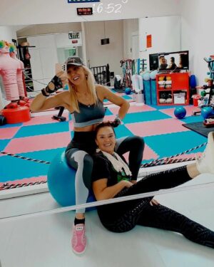 Lale Başar Instagram - @aylaozyfit ❤️Ayla hocamla sporumuzu yaptık, esnedik, güçlendik, ter attık, çok eğlendik 💃🏼. #pilates #pilateslove