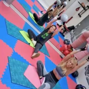 Lale Başar Instagram - @aylaozyfit ❤️Ayla hocamla sporumuzu yaptık, esnedik, güçlendik, ter attık, çok eğlendik 💃🏼. #pilates #pilateslove