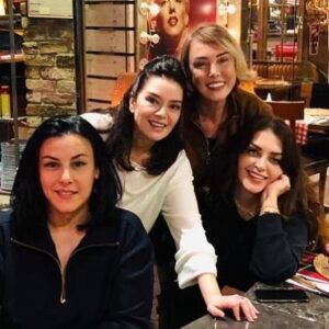 Lale Başar Instagram - Bütün kızlar toplandık