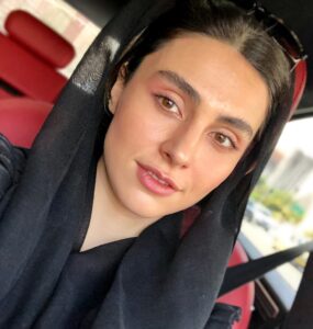 Lale Marzban Instagram - در حالِ حرکت گرفتم عکسو، به نسبت سنم خوب شده عکسه🥴🍁😅