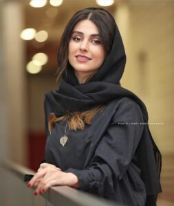 Lale Marzban Instagram - اکران فیلم (مهمان خانه ی ماه نو ) در پردیس چارسو. @nazy_kh عکس از. #جشنواره_جهانی_فیلم_فجر