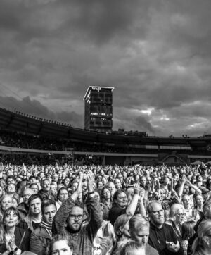 Laleh Pourkarim Instagram - tack.. tusentals tack..

Fotograf @rickard_eriksson_photo