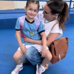 Lali González Instagram - Hoy empezamos las clases y ella está solamente feliz!♥️ Te admiro y te amo mi niña buena y fuerte que atropella los cambios sin miedo al éxito 🫶🏼 Celebro tu sonrisa 🌟