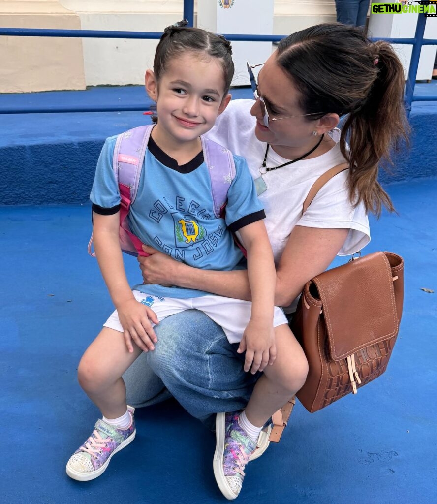 Lali González Instagram - Hoy empezamos las clases y ella está solamente feliz!♥️ Te admiro y te amo mi niña buena y fuerte que atropella los cambios sin miedo al éxito 🫶🏼 Celebro tu sonrisa 🌟