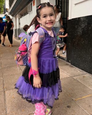 Lali González Instagram - El tiempo…pasa y no perdona. ⏱️ 
Estás más alta, mas cotorrita y más hermosa que nunca ! Las dos siempre seremos dinamita 🧨 ❤️Deseo que el tiempo pare y dejes de crecer ! Te amo con toda mi alma !
Gracias por estar conmigo en cualquier lugar del mundo 🌍
