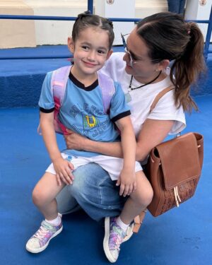 Lali González Instagram - El tiempo…pasa y no perdona. ⏱️ 
Estás más alta, mas cotorrita y más hermosa que nunca ! Las dos siempre seremos dinamita 🧨 ❤️Deseo que el tiempo pare y dejes de crecer ! Te amo con toda mi alma !
Gracias por estar conmigo en cualquier lugar del mundo 🌍