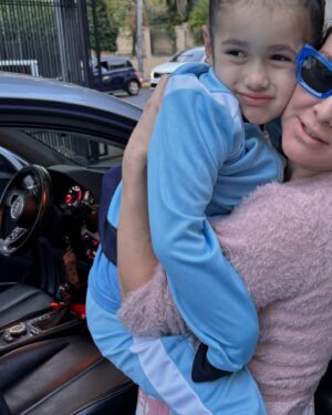 Lali González Instagram - El tiempo…pasa y no perdona. ⏱️ 
Estás más alta, mas cotorrita y más hermosa que nunca ! Las dos siempre seremos dinamita 🧨 ❤️Deseo que el tiempo pare y dejes de crecer ! Te amo con toda mi alma !
Gracias por estar conmigo en cualquier lugar del mundo 🌍