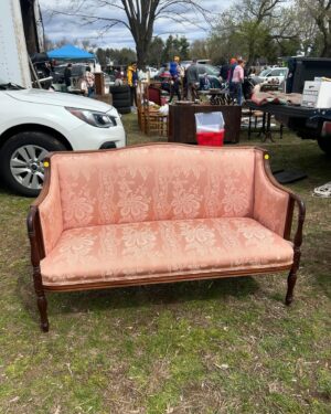 Lara Spencer Instagram - Who's ready for some flea market flipping.??! Went to my ol' stomping grounds yesterday (swipe to see some of the fun finds!) and boy do I miss it.  It may be time..... #fleamarketflip