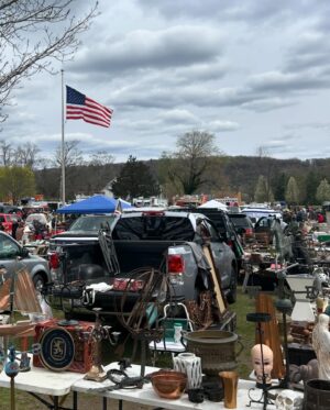 Lara Spencer Instagram - Who's ready for some flea market flipping.??! Went to my ol' stomping grounds yesterday (swipe to see some of the fun finds!) and boy do I miss it.  It may be time..... #fleamarketflip