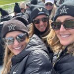 Lara Spencer Instagram - Let the Lax season begin!!! First home game and a big W in the books!! Go Dores! ⚓️💛🖤