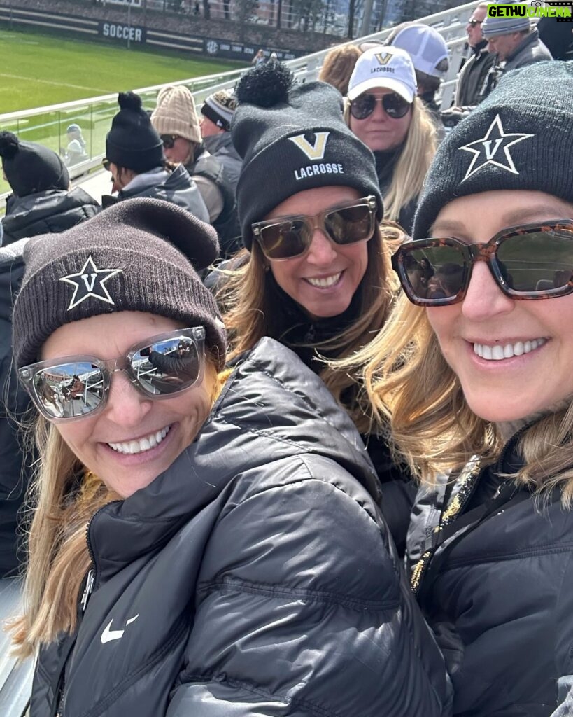 Lara Spencer Instagram - Let the Lax season begin!!! First home game and a big W in the books!! Go Dores! ⚓️💛🖤
