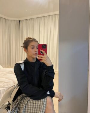 Larine Tang Yue-Ping Instagram - #射手座的腦洞系列
最近想買一個紅色嘅電話殼🧠
喺街又唔見有心水，上網訂又要等一個禮拜。
心急嘅射手座點可能等！！！！？！？
於是乎，隱藏喺體內嘅創作基因蠢蠢欲動，腦海入邊彷彿有一把聲音指引我，
只有我！自己！！！先可以整到一個完美嘅電話殼！
我係一個，一有諗法即刻要做嘅人，
9秒9買咗個紅色嘅電話殼
返到屋企，審視左一圈，
放棄咗，平時喺深水埗買嘅珠仔，
最後睇中咗早排買個對耳環，剪完，發現唔夠….咁再剪過囉。
雖然心有不捨，但係點會比區區一舊鐵限制我嘅創意呢？
係咪？
剪完對耳環之後，目光落在了一副塵封已久嘅太陽眼鏡。
好似都幾襯，
唔好諗，夜啦！
剪！

第二日瞓醒。望住枱頭嗰一個非主流山寨味濃bigbang系列電話殼
我……..

呢一刻仲有冇得返轉頭？
各位身邊嘅親朋好友，可唔可以勸吓我，唔好再DIY 🥲
唔該阻止我🫂
同埋不如你哋同我講，其實個殼都幾靚吖