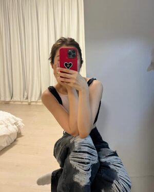 Larine Tang Yue-Ping Instagram - #射手座的腦洞系列
最近想買一個紅色嘅電話殼🧠
喺街又唔見有心水，上網訂又要等一個禮拜。
心急嘅射手座點可能等！！！！？！？
於是乎，隱藏喺體內嘅創作基因蠢蠢欲動，腦海入邊彷彿有一把聲音指引我，
只有我！自己！！！先可以整到一個完美嘅電話殼！
我係一個，一有諗法即刻要做嘅人，
9秒9買咗個紅色嘅電話殼
返到屋企，審視左一圈，
放棄咗，平時喺深水埗買嘅珠仔，
最後睇中咗早排買個對耳環，剪完，發現唔夠….咁再剪過囉。
雖然心有不捨，但係點會比區區一舊鐵限制我嘅創意呢？
係咪？
剪完對耳環之後，目光落在了一副塵封已久嘅太陽眼鏡。
好似都幾襯，
唔好諗，夜啦！
剪！

第二日瞓醒。望住枱頭嗰一個非主流山寨味濃bigbang系列電話殼
我……..

呢一刻仲有冇得返轉頭？
各位身邊嘅親朋好友，可唔可以勸吓我，唔好再DIY 🥲
唔該阻止我🫂
同埋不如你哋同我講，其實個殼都幾靚吖