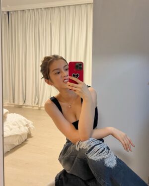 Larine Tang Yue-Ping Instagram - #射手座的腦洞系列
最近想買一個紅色嘅電話殼🧠
喺街又唔見有心水，上網訂又要等一個禮拜。
心急嘅射手座點可能等！！！！？！？
於是乎，隱藏喺體內嘅創作基因蠢蠢欲動，腦海入邊彷彿有一把聲音指引我，
只有我！自己！！！先可以整到一個完美嘅電話殼！
我係一個，一有諗法即刻要做嘅人，
9秒9買咗個紅色嘅電話殼
返到屋企，審視左一圈，
放棄咗，平時喺深水埗買嘅珠仔，
最後睇中咗早排買個對耳環，剪完，發現唔夠….咁再剪過囉。
雖然心有不捨，但係點會比區區一舊鐵限制我嘅創意呢？
係咪？
剪完對耳環之後，目光落在了一副塵封已久嘅太陽眼鏡。
好似都幾襯，
唔好諗，夜啦！
剪！

第二日瞓醒。望住枱頭嗰一個非主流山寨味濃bigbang系列電話殼
我……..

呢一刻仲有冇得返轉頭？
各位身邊嘅親朋好友，可唔可以勸吓我，唔好再DIY 🥲
唔該阻止我🫂
同埋不如你哋同我講，其實個殼都幾靚吖