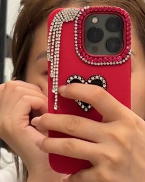 Larine Tang Yue-Ping Instagram - #射手座的腦洞系列
最近想買一個紅色嘅電話殼🧠
喺街又唔見有心水，上網訂又要等一個禮拜。
心急嘅射手座點可能等！！！！？！？
於是乎，隱藏喺體內嘅創作基因蠢蠢欲動，腦海入邊彷彿有一把聲音指引我，
只有我！自己！！！先可以整到一個完美嘅電話殼！
我係一個，一有諗法即刻要做嘅人，
9秒9買咗個紅色嘅電話殼
返到屋企，審視左一圈，
放棄咗，平時喺深水埗買嘅珠仔，
最後睇中咗早排買個對耳環，剪完，發現唔夠….咁再剪過囉。
雖然心有不捨，但係點會比區區一舊鐵限制我嘅創意呢？
係咪？
剪完對耳環之後，目光落在了一副塵封已久嘅太陽眼鏡。
好似都幾襯，
唔好諗，夜啦！
剪！

第二日瞓醒。望住枱頭嗰一個非主流山寨味濃bigbang系列電話殼
我……..

呢一刻仲有冇得返轉頭？
各位身邊嘅親朋好友，可唔可以勸吓我，唔好再DIY 🥲
唔該阻止我🫂
同埋不如你哋同我講，其實個殼都幾靚吖