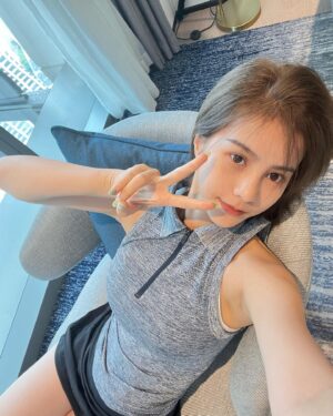 Larine Tang Yue-Ping Instagram - 最近強制性將身邊嘅朋友都拉落坑邁向煥膚調理的步伐🫶
先係
粗暴逼大家換護膚品（即係我買咗一大堆逼佢哋用，仲要日日關心佢哋有冇用☺️）
再黎，呢個係重點：內在調理（信息細心關心有無乖乖食中藥p.s絕對係關心語氣唔係審犯）
因為自己皮膚好左所以都希望大家跟我一齊好🫶😼
送比大家 iphone原相機下的皮膚
#有底妝唔係素顏 #但係好貼妝