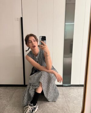 Larine Tang Yue-Ping Instagram - 最近皮膚管理得好
想大家讚下我 

就嚟返香港做野 勿念 請期待