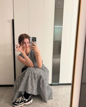 Larine Tang Yue-Ping Instagram - 最近皮膚管理得好
想大家讚下我 

就嚟返香港做野 勿念 請期待