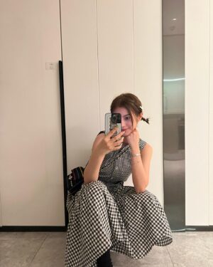 Larine Tang Yue-Ping Instagram - 最近皮膚管理得好
想大家讚下我 

就嚟返香港做野 勿念 請期待
