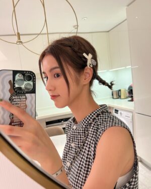 Larine Tang Yue-Ping Instagram - 最近皮膚管理得好
想大家讚下我 

就嚟返香港做野 勿念 請期待