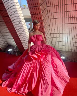 Larine Tang Yue-Ping Instagram - 超級超級超級喜歡這條裙子 
🎀🧸
Hair Stylist @toyoho
Makeup Artist @chakkklee @andy_makeup_
Stylist @qqbarry

Wardrobe:
Nicole   Felicia @nicolefeliciacouture
The Wedding Gown @theweddinggown_official
Prince Jewellery and Watch @princejewelleryandwatch @peoniadiamond

@hongkongfilmawards