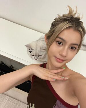 Larine Tang Yue-Ping Instagram - 都係想趁未落妝同你影張相🥲
最後都係要黎強制性 👀