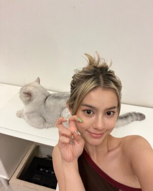 Larine Tang Yue-Ping Instagram - 都係想趁未落妝同你影張相🥲
最後都係要黎強制性 👀