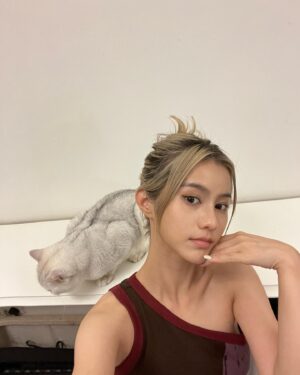 Larine Tang Yue-Ping Instagram - 都係想趁未落妝同你影張相🥲
最後都係要黎強制性 👀