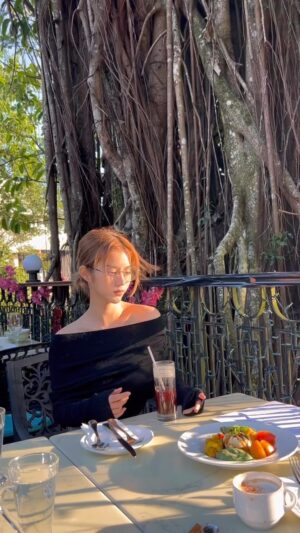 Larine Tang Yue-Ping Instagram - 生活會有很多不一樣的體會

但是成長就是學會用最溫柔的態度去繼續愛世界