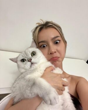 Larine Tang Yue-Ping Instagram - 都係想趁未落妝同你影張相🥲
最後都係要黎強制性 👀