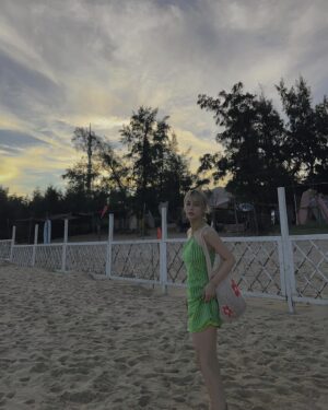 Larine Tang Yue-Ping Instagram - ⌛️
這個夏天曬黑了😼
但是我還是幾喜歡這個黑黑的自己呢🦥

在這一年
我發現無論是那一個自己，醜的美的，好的頑皮的，emo的正面的糟糕的。
我都懂得接受喜歡自己和放過自己🐾🐾🐾

懂得愛自己才有愛去愛世界
懂得欣賞自己也會更欣賞世界