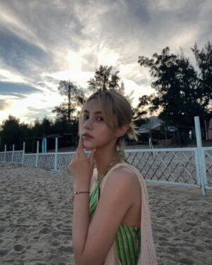 Larine Tang Yue-Ping Instagram - ⌛️
這個夏天曬黑了😼
但是我還是幾喜歡這個黑黑的自己呢🦥

在這一年
我發現無論是那一個自己，醜的美的，好的頑皮的，emo的正面的糟糕的。
我都懂得接受喜歡自己和放過自己🐾🐾🐾

懂得愛自己才有愛去愛世界
懂得欣賞自己也會更欣賞世界