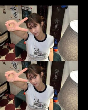 Larine Tang Yue-Ping Instagram - 當你的千禧小夥伴要求你擺出Y2K手勢，
不要怕，即管亂。