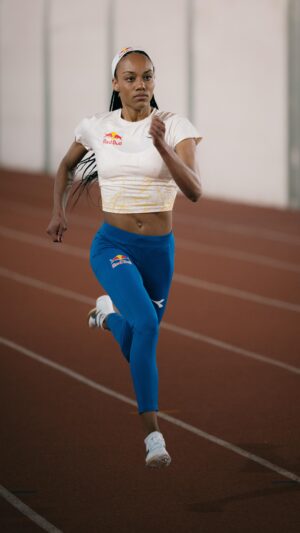 Larissa Iapichino Instagram - Sapevi che i piedi vanno svegliati? ⏰

▶️ Guarda la puntata su @larissaiapichino di ZETA, la nuova serie Red Bull.
Link in BIO 🏃‍♀️

#RedBull #timetteleaaali