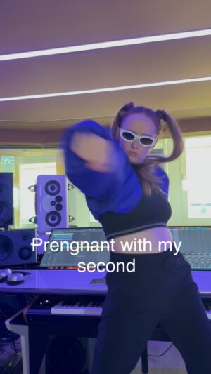 Larissa Rieß Instagram - #dj #lariljke #producer #pregnant #pregnantstyle #pregnantlife #techno