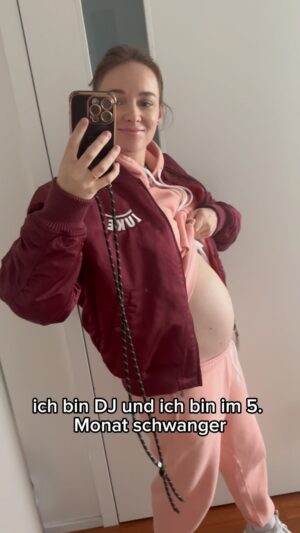 Larissa Rieß Instagram - .
.
.
.
.
#producer #dj #techno #house #bass #pregnantdj #pregnant
