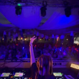 Larissa Rieß Instagram - Luft und Liebe Festival 🩷
.
.
.
.
.
.

#dj #producer #pregnantdj #pregnant #techno